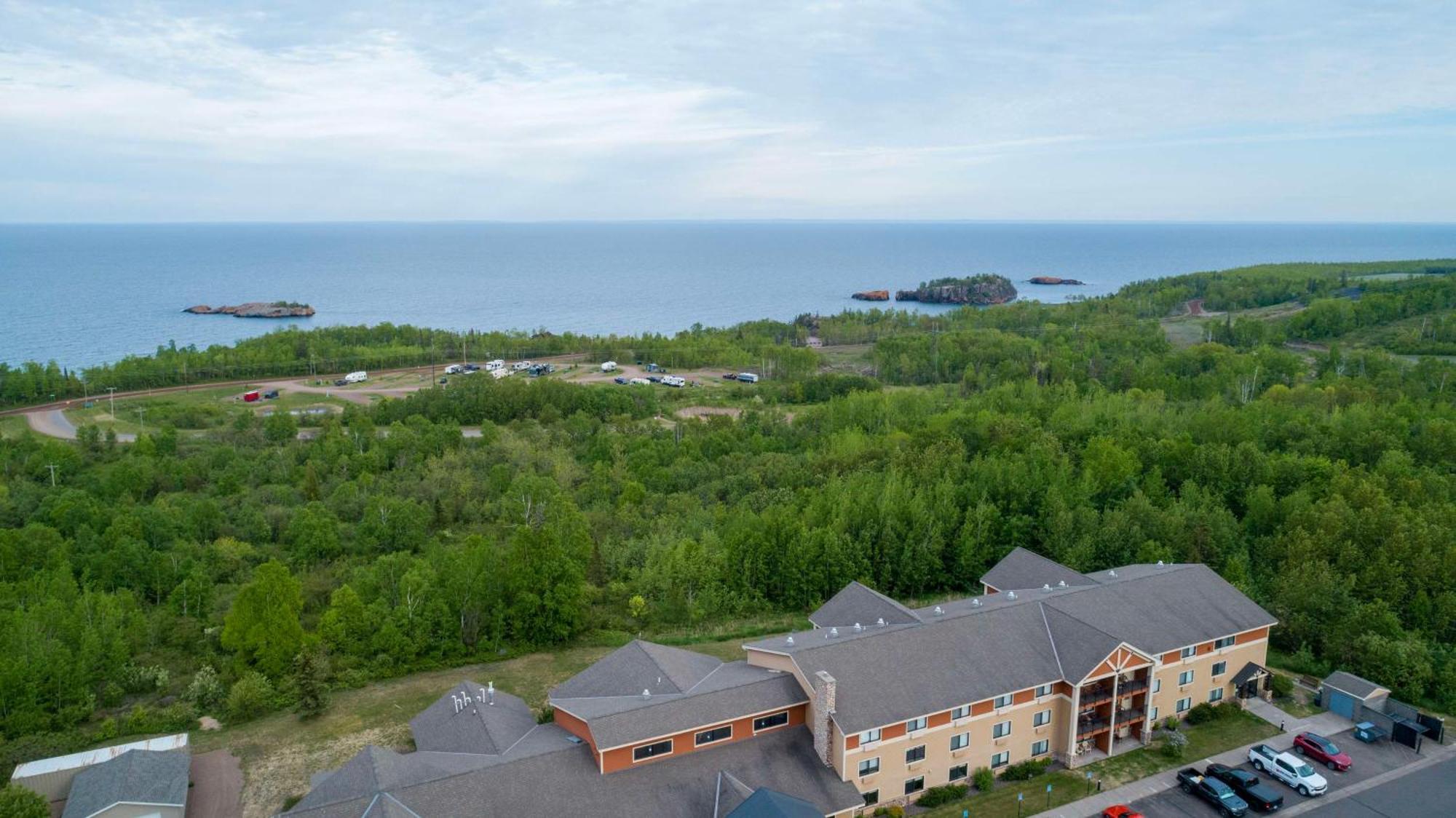 Black Beach Inn By Grandstay Silver Bay Екстериор снимка